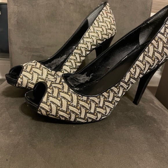 Nine West black, white, and metallic gold patterned heels - Picture 2 of 4